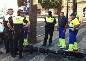 Un autobús derriba una farola y le cae encima a dos excursionistas | Recurso educativo 108655